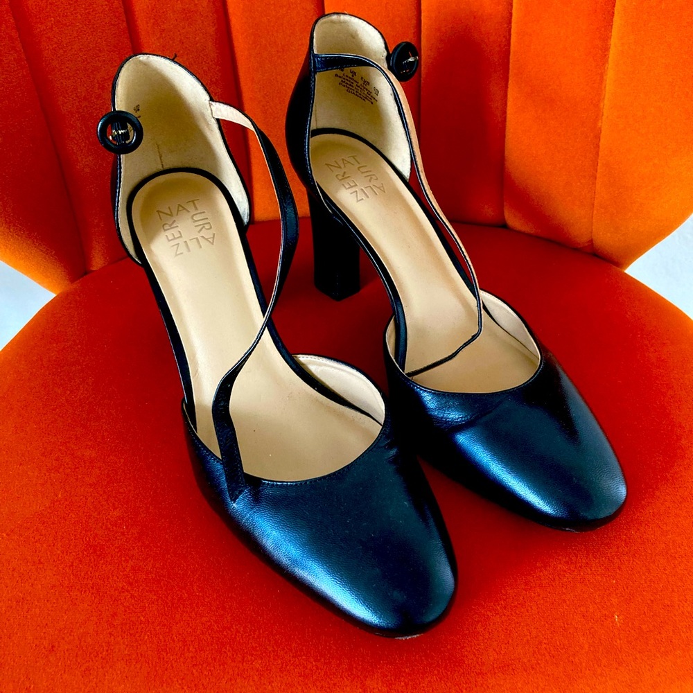 Black Naturalizer Heels in a great condition. Size: 11